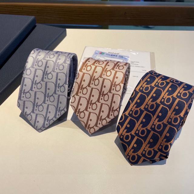 特 配包装dior家款新领带 Dior男士cd提领花带 稀有展现精湛工手与时尚优雅理的想选择 这采款用do家最经极典具标志性logo提制花成的领带 以同色调法手