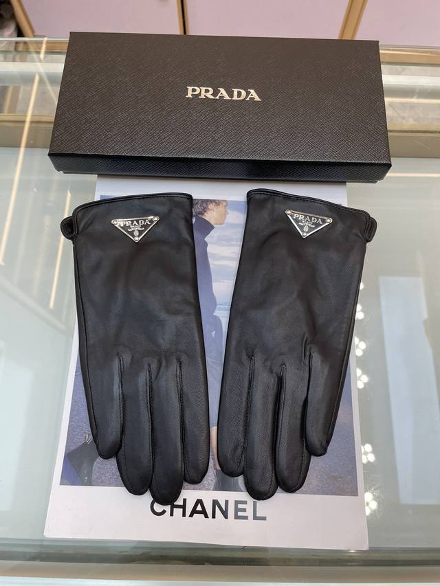 普拉达新款女士手套 一级羊皮 皮质超薄柔软舒适 特显手型 质感超群 码数 均码