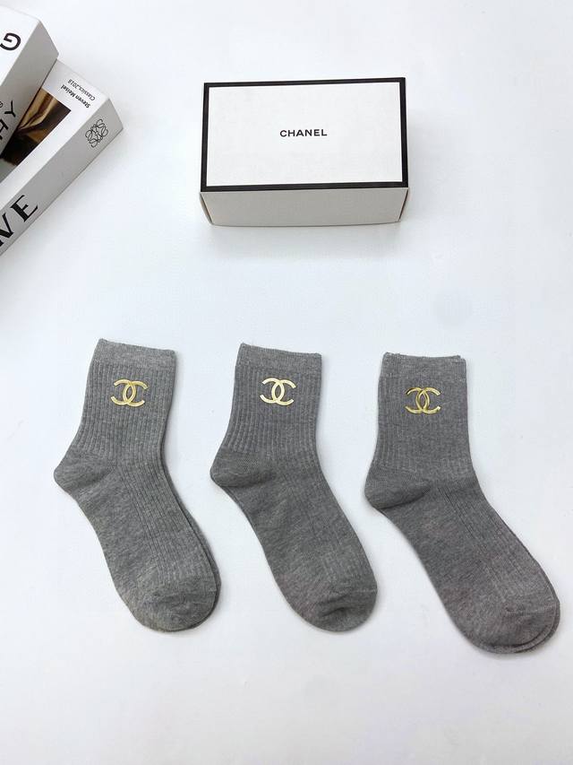 配包装 一盒3 双 Chanel 香奈儿 经典双c 字母logo 纯棉中筒袜 Ins爆款 专柜在售ing 好看到爆炸 超高品质 经典不过时 潮人必不能少的专柜代
