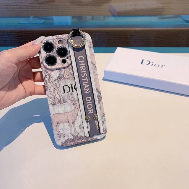 今日新款.Dior腕带款手机壳 迪奥森林物语 直边相框 全包磨砂软壳 型号 为了不出现报错型号 请打开本机查看手机设置显示的型号 Iphone15Pro Max