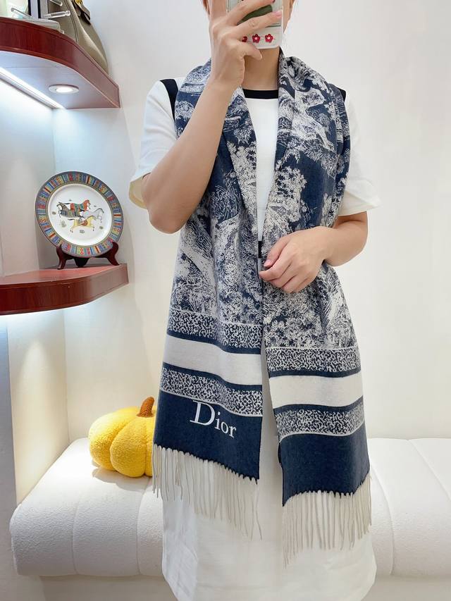 Dior 迪奥动物元素流苏长巾 爆款 专柜最新款式 双面羊绒 超百搭 超显气质 这么大比重的羊绒真的超级少见30180Cm 材质:100%山羊绒