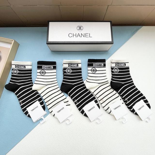 配包装 一盒五双 Chanel 香奈儿 爆款卡中筒袜高版本 好看到爆炸 欧美大牌中筒袜潮人必不能少的专柜代购品质 袜子 搭配起来超高逼格 时髦度爆表啊啊啊啊 推
