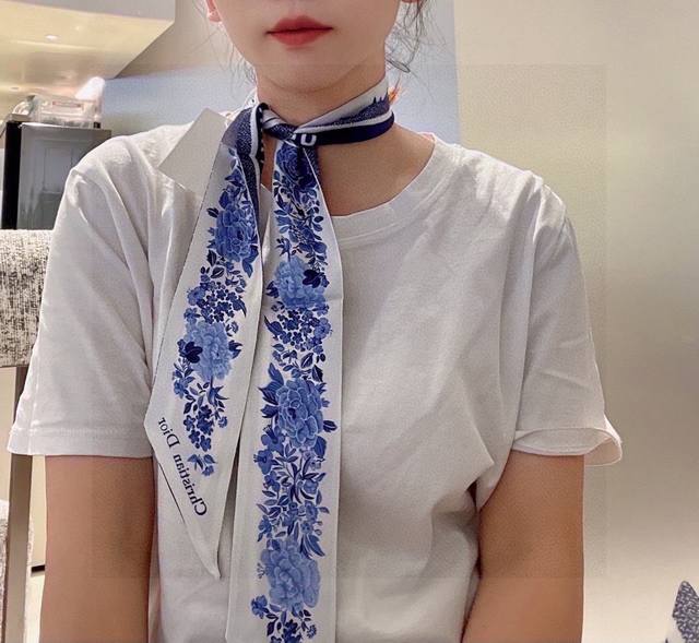 新色 这款 Mitzah 丝巾以 Dior 标志性的 Sauvage 茹伊印花为 色 采用象牙色和海军蓝色桑蚕丝斜纹面料精心制作 修长版型搭配尖头设计 款式经典