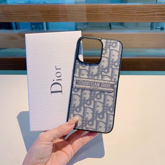新品上架 Dior刺绣布艺全包手机壳 型号 为了不出现报错型号 请打开本机查看手机设置显示的型号 Iphone14 6.1 Iphone14Pro 6.1 Ip