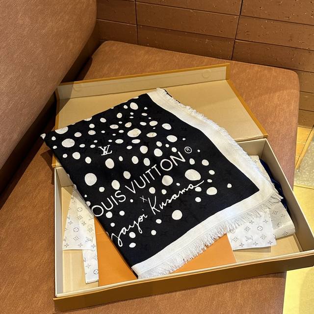 路易威登与日本先锋艺术家草间弥生再度携手 延续创想之力和精湛工艺的紧密连结 Lv X Yk Infinity Dots 披肩以 Monogram 提花纹理为基底
