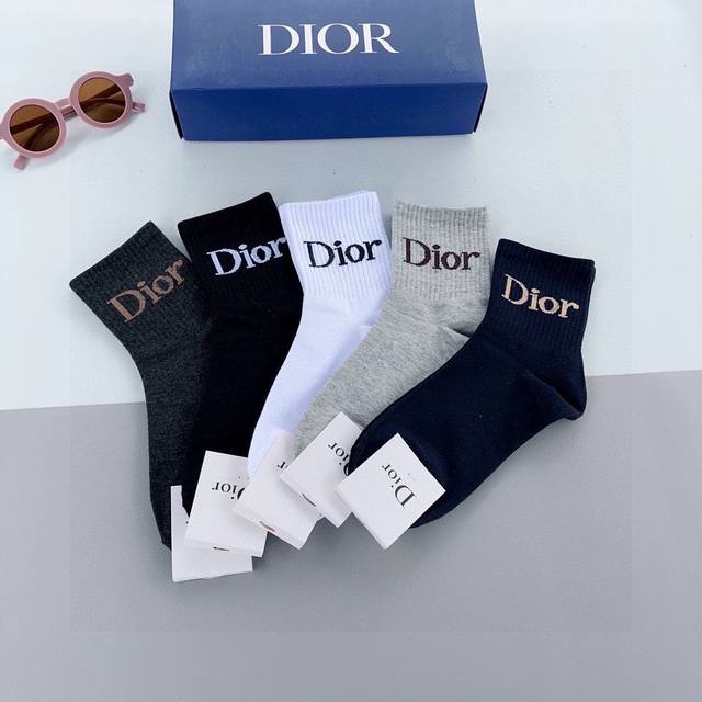 一盒5双 Dior 迪奥 新款中筒男袜 纯棉面料 潮人必备 爆款经典个性时尚百搭款 你值得拥有哦