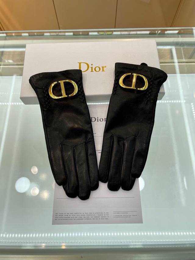 Dior最新全触屏手套 采用进口山羊皮 女人味十足 推荐款 内里加绒带起来既舒适又保暖 码数 M L