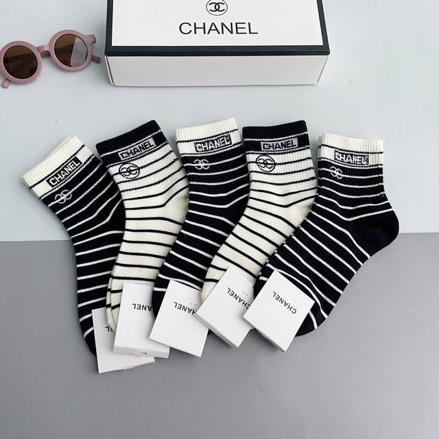 一盒5双 Chanel 香奈儿经典袜子高版本纯棉材质柔软 秒杀市场普通货 经典的双c图案logo 专柜同步袜子大牌出街 潮人必备 超好搭