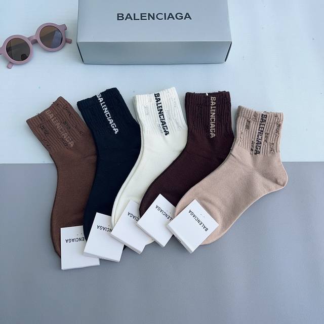 一盒5双 Balenciaga 巴黎世家中筒纯棉袜子潮人必不可少的时尚专柜代购中筒袜子 搭配起来超高逼格 时髦度爆表 推荐推荐推荐 必入时髦小单品