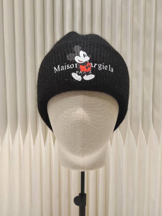 Maison Margiela 卡通版兔毛针织帽 奶呼呼的兔毛针织帽 既保暖又方便百搭好看