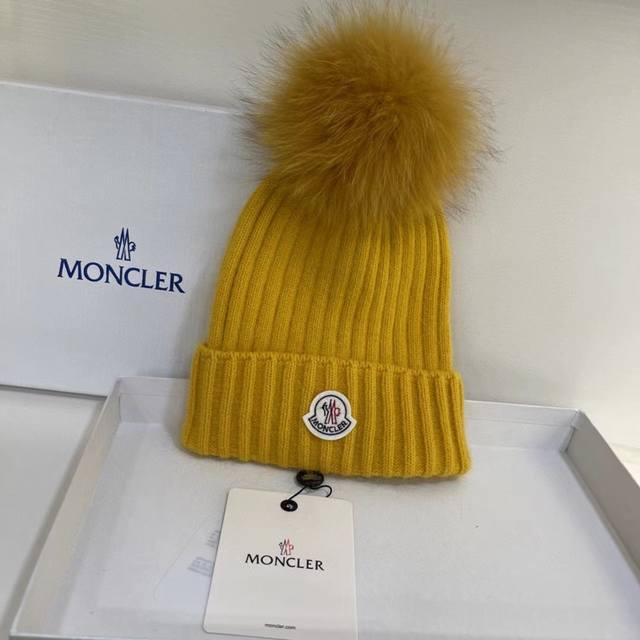 Moncler蒙口兔毛针织帽 搭配同色系狐狸毛球