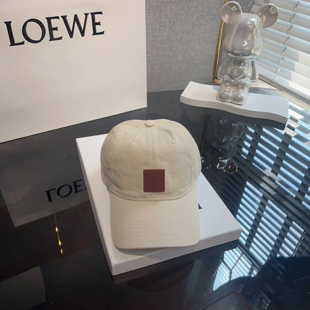 洗水做旧棒球帽 Loewe作为上半年最火的品牌 最新单品融合美拉德多巴胺元素 洗水做旧的风格 时尚又百搭 可调节的大小 男生女生均可佩戴