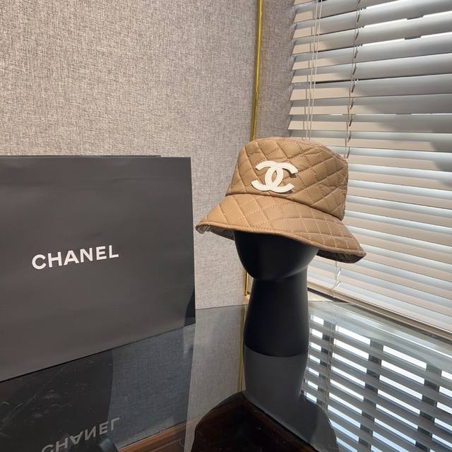 Chanel*菱格皮质桶帽 这款帽子特别有质感 经典的颜色永不过时 菱格纹路走线清晰不跳线 肉眼可见的高级 在早秋佩戴皮质桶帽十分有气质