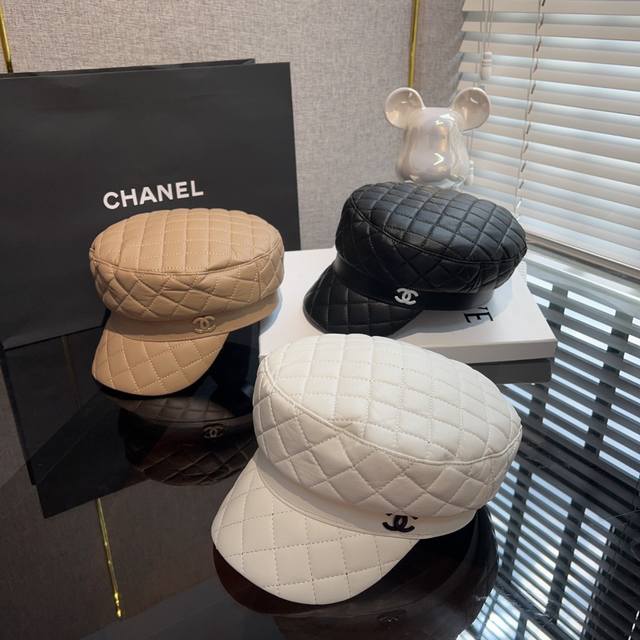 Chanel* 早秋pu皮质军帽 想要酷帅感多一点的 请大胆入手 皮质的军帽能够中和过多的甜美 还能增加活泼和俏皮感 搭配西装更加飒爽