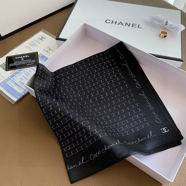 香奈儿-Chanel 热卖款推荐 经典真丝系列 C家连笔字母双c Logo元素优雅大方 绕在颈间超级完美简直丝巾界的尤物 自留穿搭必备款式 送礼自留都是很好的