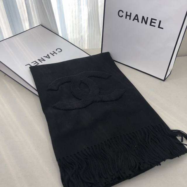 Chanel 最新秋冬羊绒款 双面精剪羊毛大logo以及百搭的配色 就是时下最最流行的风格 面料非常的柔软保暖 上面有很清晰的水波纹 非常大气 70*195Cm