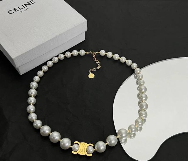 Celine项链热销款爆上新 赛琳凯旋门logo珍珠项链 简约而极具品味的设计 更加凸显出独特的魅力