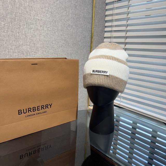巴宝莉 Burberry 新款拼色针织羊毛毛线帽 甜酷神仙小单品 条纹撞色设计非常贴合今年的潮流趋势 无法抗拒的小单品 定制面料 质感就是nice帽子渔夫帽棒球