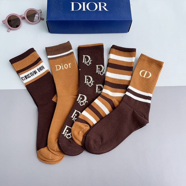 配包装 一盒5双 Dior 迪奥 新款字母罗口长筒袜子 爆款字母专柜同步长筒袜 大牌出街 潮人必备超好搭袜子 丝袜