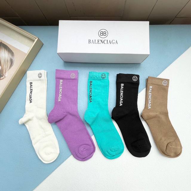 配包装 一盒五双 Balenciaga 巴黎世家 高品质好看到爆炸欧美大牌高筒袜男女款潮人必不能少的专柜代购品质高筒袜子 搭配起来超高逼格 时髦度爆表啊啊啊啊