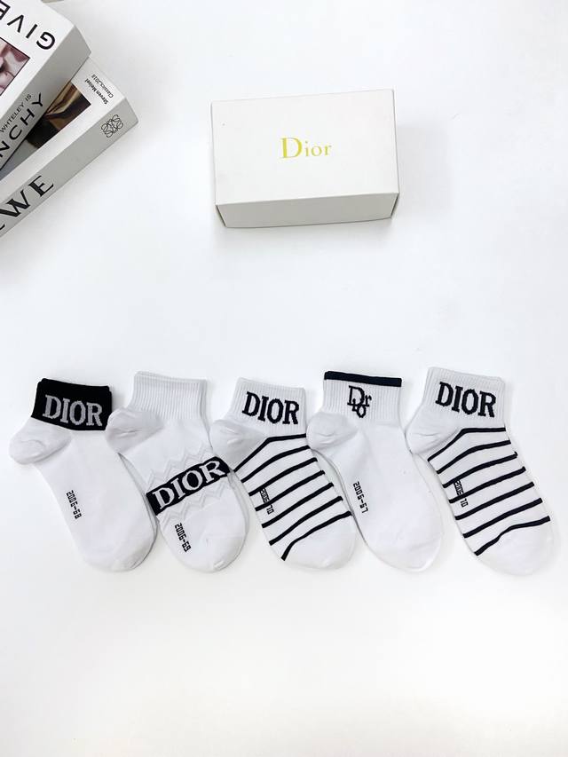配包装 一盒5 双 Dior 迪奥 经典字母 Logo 纯棉短袜 Ins爆款 专柜在售ing 好看到爆炸 超高品质 亲肤透气 经典不过时 潮人必不能少的专柜代购