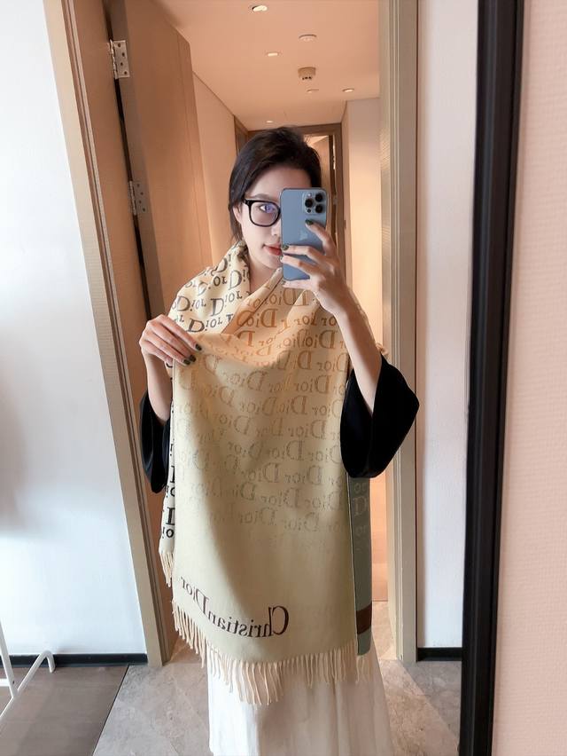 Dior 迪奥 最新款围巾 女士的福利 超温柔洋气的双面设计 感觉这个比以往的设计都更显年轻更显温柔更气质有木有 感觉她能与一万件上衣匹配在一起 双面围巾设计