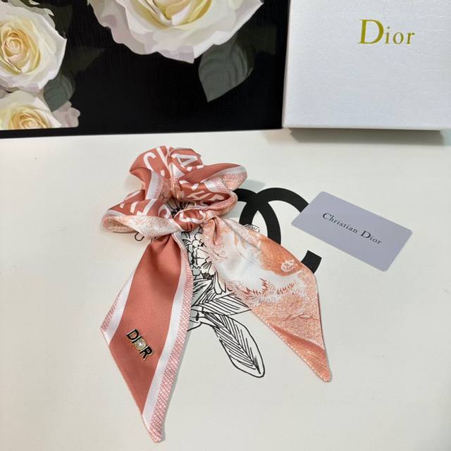 单个 配全套包装 Dior 迪奥 爆款宫廷风真丝发圈 专柜款出货 一看就特别高档 超级百搭 必须自留发夹