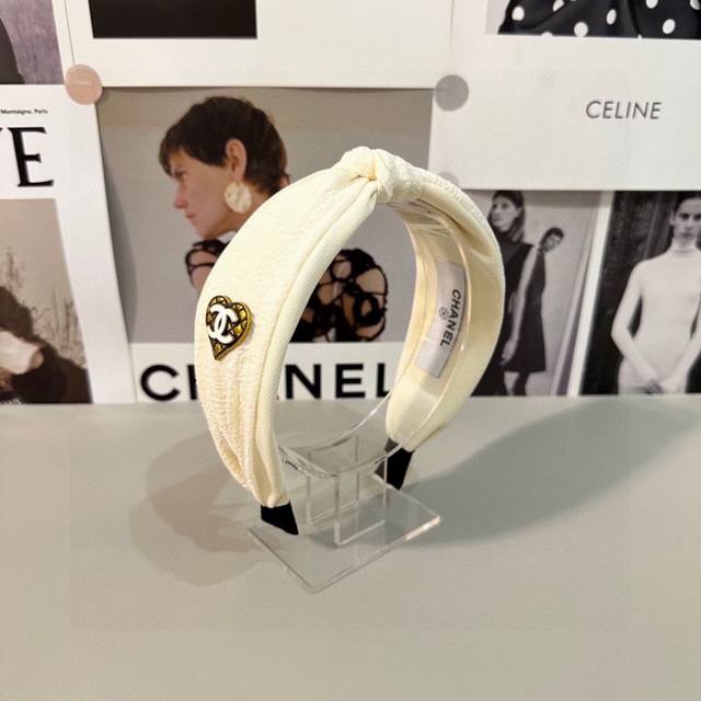 配专柜包装 Chanel 香奈儿 最新发箍# 信我 人手必备的单品 这件必须买 洋气神仙颜值 小仙女要收了它 谁戴谁好看 发夹