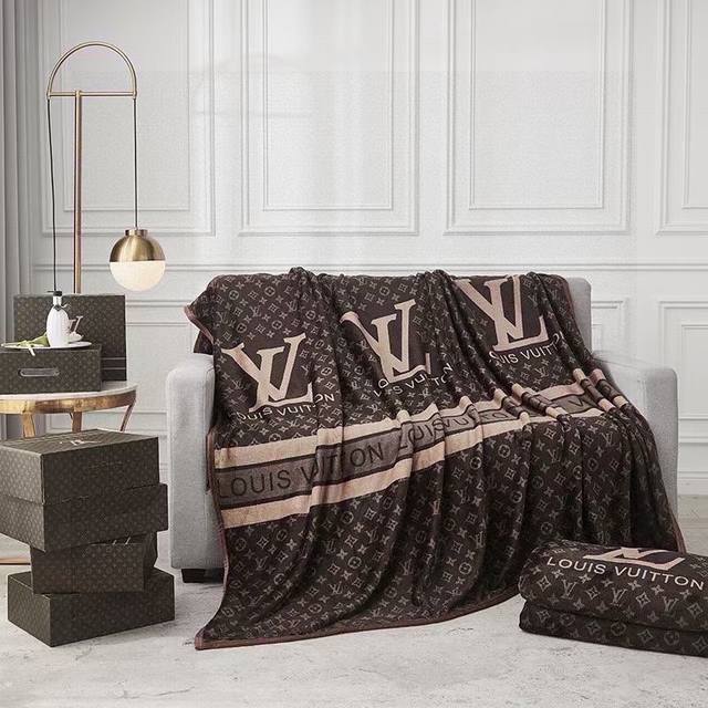 Louis Vuitton路易威登 带礼盒 皇室lv路易威登极品硬货 且买且珍惜 经典老花图案风靡了全世界 惊爆世人的 老花毛毯 仅有少量 好不好货 细节一眼看