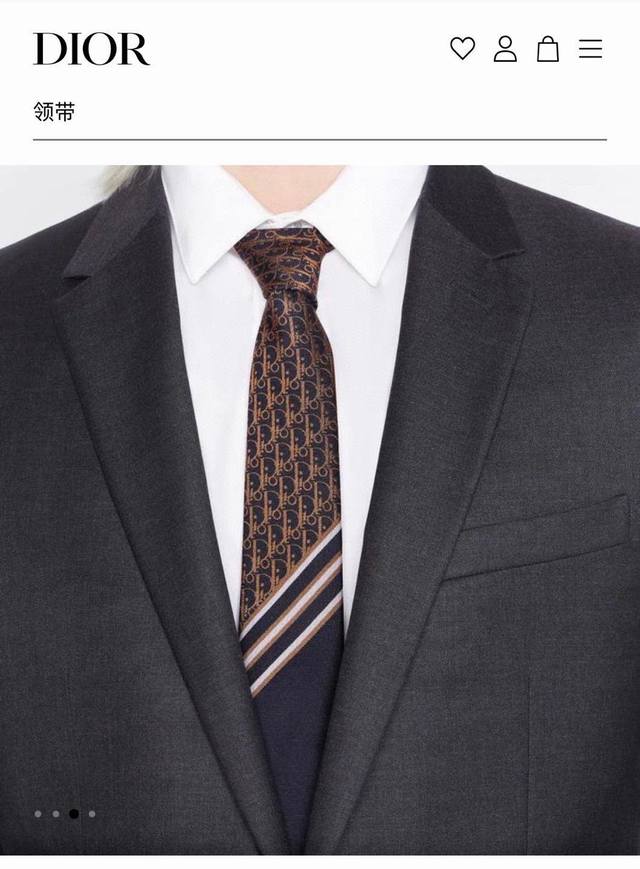 配包装 这款领带采用黑色桑蚕丝精心制作 饰以 Oblique 印花 点缀以黑色和咖啡提花条纹图案提升格调 优雅精致 可与各式西装搭配 为造型增添图案元素 Obl