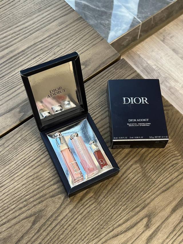 配包装 Dior男士 Cd绣标领带 稀有展现精湛手工与时尚优雅的理想选择 这款采用do家最经典极具标志性logo提花制成的领带 以同色调手法演绎的更显雅致风范