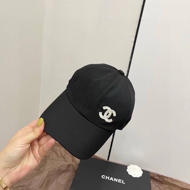 最新 香奈儿日韩风 Chanel 专为亚太打造的一款水果色围巾 羊绒针织加刺绣 加撞色边条设计 满满的细节 Ddd