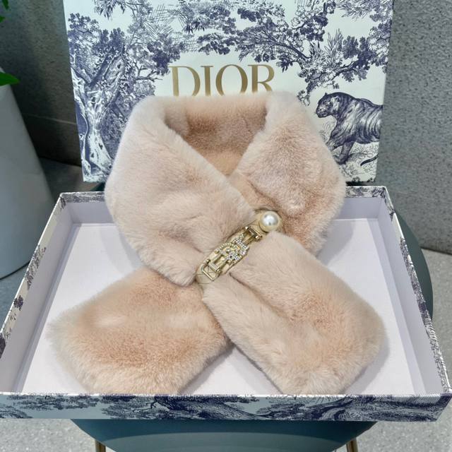 Dior迪奥羊毛手套值得对比同款不同品质 秒杀市场差产品 千鸟格羊毛内里加绒 经典不过时款.喜欢可以入手了 这种品质的今年用了明年还能用 码数均码 Ddd