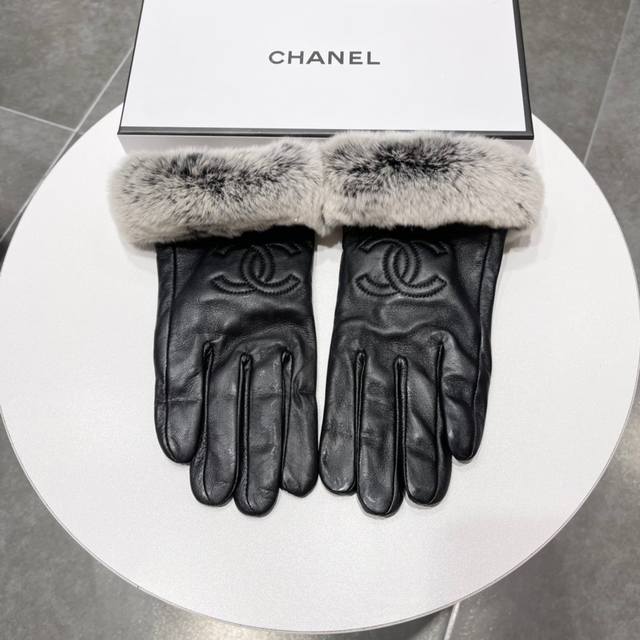 Chanel 香奈儿2023大双c链条秋冬手套美美滴值得对比同款不同品质 秒杀市场差产品 进口一级羊皮经典不过时款.喜欢可以入手了 这种品质的今年用了明年还能用