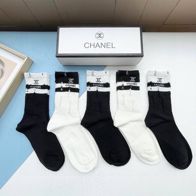 配包装 一盒五双 Chanel 香奈儿 爆款卡中筒袜高版本 好看到爆炸 欧美大牌中筒袜潮人必不能少的专柜代购品质 袜子 搭配起来超高逼格 时髦度爆表啊啊啊啊 推