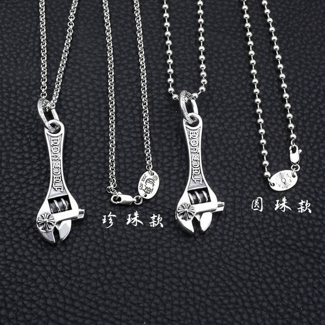 Yu Yi系列如意锁双钻项链 灵感来自富有寓意及神秘色彩的古老中国传统饰品 长命锁 又称如意锁 有着平安与保护的象征意义 承载着对美好生活与事物的企盼 也叫长命