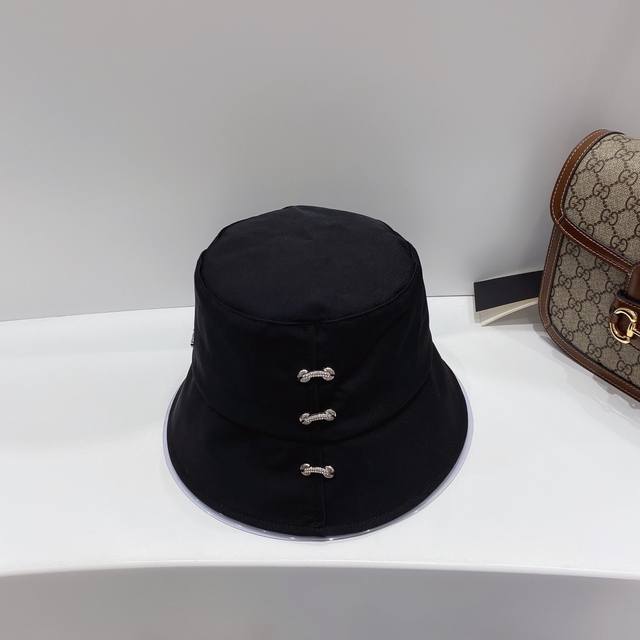 Balenciaga巴黎世家新款冰丝缎面渔夫帽 Ddd 精致小铁环装饰 是整个帽子的点睛之笔 真的很吸晴 防水布面料 防风透气 四季均可佩戴 重要的是帽型特别完