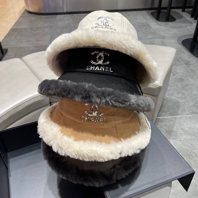 Chanel香奈儿23K新款女士时尚亮片标签黑色白色针织冷帽帽子渔夫帽棒球帽针织帽 Ddd