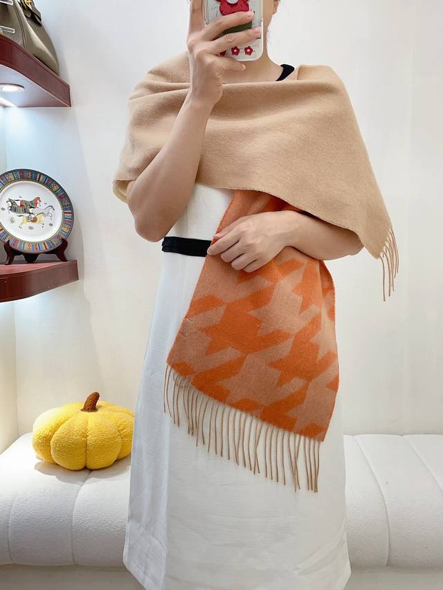 这款sauvage 茹伊印花围巾全新演绎 Dior 经典图案 采用山羊绒和羊毛混纺面料精心制作 饰以流苏饰边和 Christian Dior 标志 长款设计 可