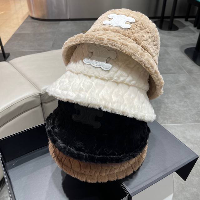 2023赛琳celine新品-Logo渔夫帽 Ddd 帽子的羊绒用料在冬季里暖和又时尚 不用担心得了风度失了温度 采用的玉米粒织法 帽子为内外两层 帽顶缝针将内