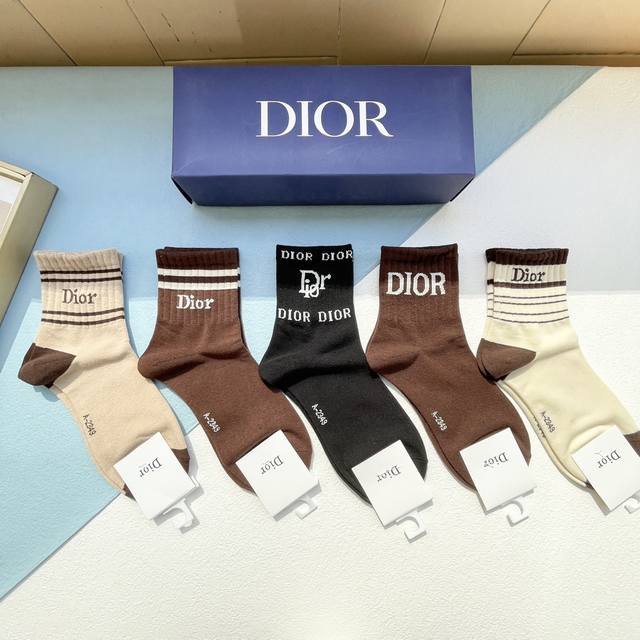 配包装 一盒五双 Dior 迪奥d家新品袜子 D家专柜同步短袜 Dior标志 超级吸睛 实物超漂亮 纯棉材质 透气舒适 Ins超火爆小单品 大牌出街 潮人必备超