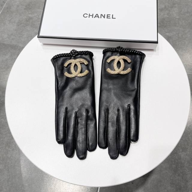 现货供应 Chanel 爆款悄悄上架经典的刺绣logo图形 搭配衣服依然觉得好看经典 各种好戴好搭 一条能搭遍你的整个衣柜 怎么搭都好看 独特有品味 羔绒材质.