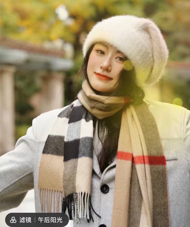 Burberry 巴宝莉最新款双面围巾一面素色love 一面经典格子非常有格调的设计 180x30Cm 是高雅艺术的魅力体现 围巾款式男女通用 更可做情侣款 超