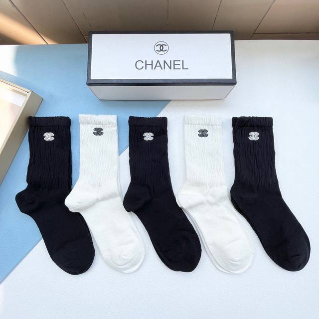 配包装 一盒五双 Chanel 香奈儿 爆款卡高筒袜高版本 好看到爆炸 欧美大牌高筒袜潮人必不能少的专柜代购品质 袜子 搭配起来超高逼格 时髦度爆表啊啊啊啊 推