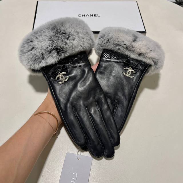 Chanel香奈儿最新链条全手工编织双c 触屏手套 采用进口埃塞羊皮 丝里 性价比非常高 女神必备 Ddd