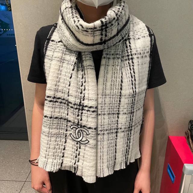 2023Chanel香奈儿专柜款羊绒围巾 正反双面 高端品质 秋冬正需要一条温暖的围巾来保暖 时尚风格的围巾 实用的配饰 对于女生来说非常重要 女生戴起来非常的