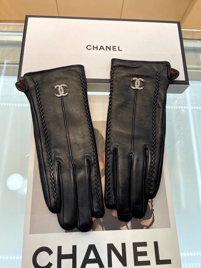 香奈儿 Chanel最新线条款 全触屏手套 采用进口山羊皮 女人味十足 推荐款 内里加绒带起来既舒适又保暖 Ddd