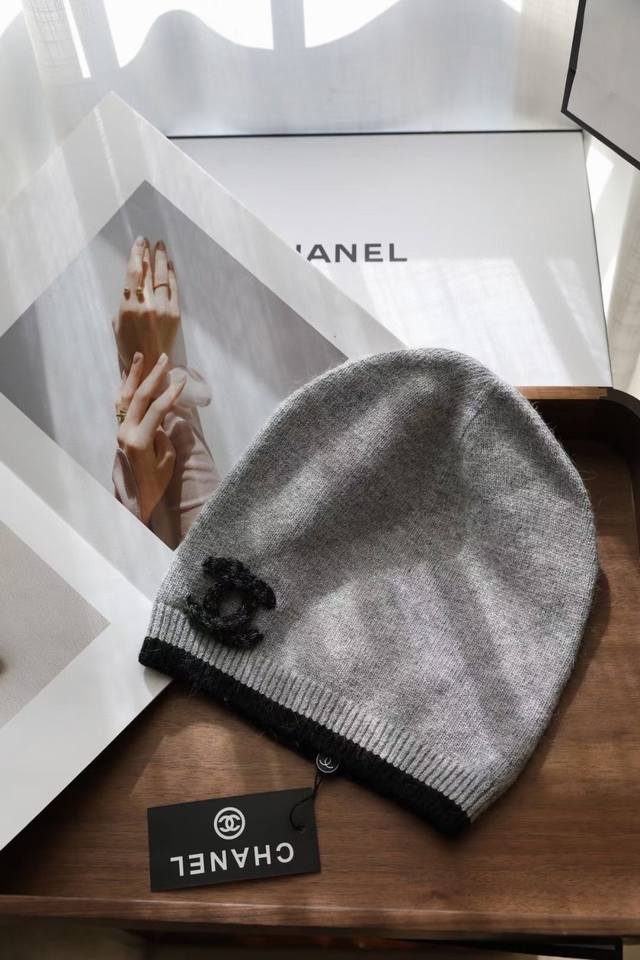 Chanel香奈儿针织毛线帽 小香珠片logo 黑 白两色 Ddd