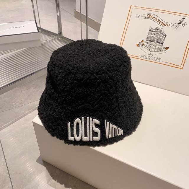 Louis Vuitton路易威登 带礼盒 皇室lv路易威登极品硬货 且买且珍惜 经典老花图案风靡了全世界 惊爆世人的 老花毛毯 仅有少量 好不好货 细节一眼看