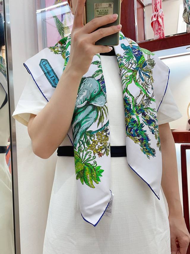 18姆米 双面同色 Dior新款星星图案 强烈咆哮超值推荐之女士高端精品围巾 在整体造型中绝对属于点睛之处简单得体的衣服因为质感好的围巾而更多提升品位欢迎比对品